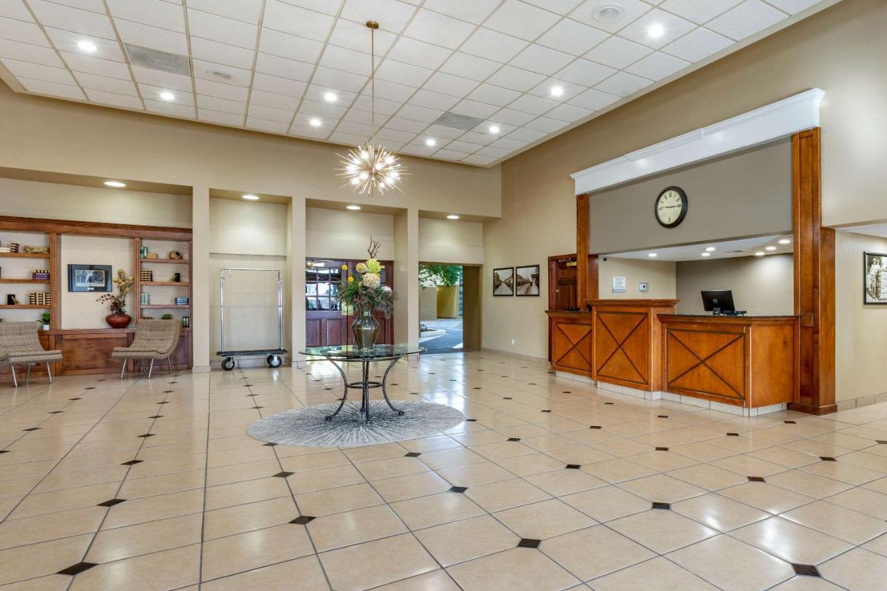 Clarion Inn & Suites Roswell Exteriör bild