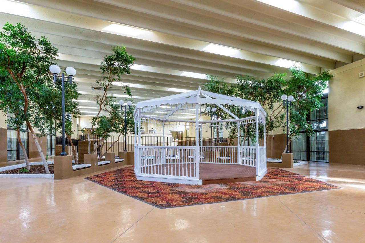 Clarion Inn & Suites Roswell Exteriör bild